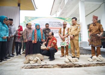 Pj Gubernur Lampung Didampingin Pj Bupati Pringsewu Letakkan Batu Pertama Pembangunan Masjid SMAN 1 Pringsewu