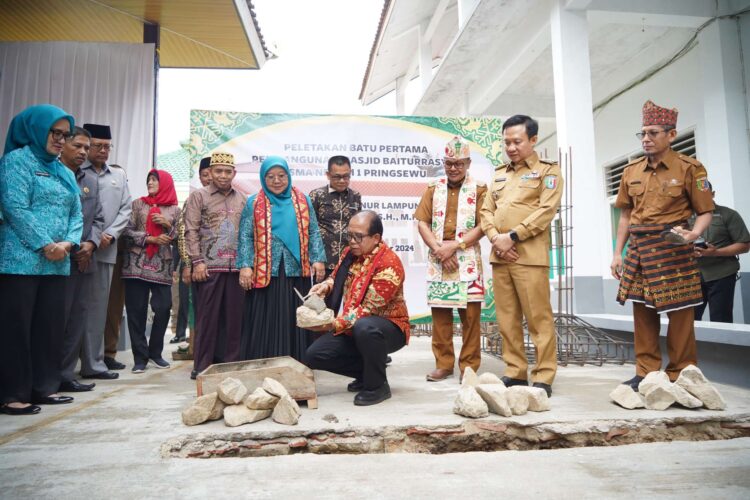 Pj Gubernur Lampung Didampingin Pj Bupati Pringsewu Letakkan Batu Pertama Pembangunan Masjid SMAN 1 Pringsewu
