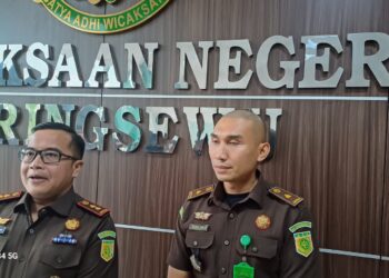 Dua Tersangka Bendahara (TR) dan Sekretaris LPTQ (RD) Terkait Kasus Korupsi Dana Hibah 2022.