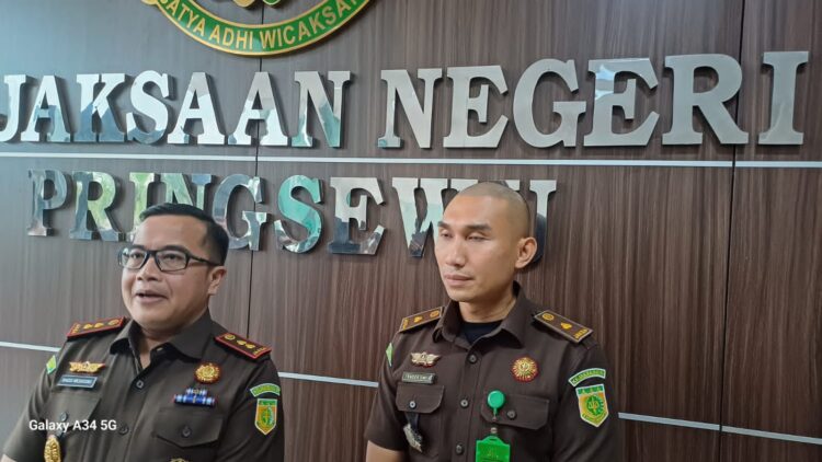 Dua Tersangka Bendahara (TR) dan Sekretaris LPTQ (RD) Terkait Kasus Korupsi Dana Hibah 2022.