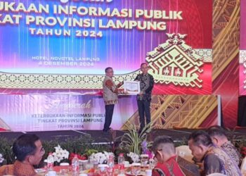 Terima Anugrah Menuju Informatif, Komitmen Wujudkan Pemerintah Lambar Terbuka.