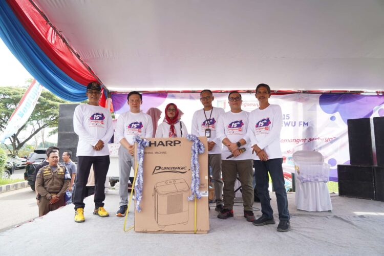 Pj. Bupati Pringsewu DR. Marindo Kurniawan, ST., MM Potong Tumpeng dalam Perayaan HUT ke-15 LPPL Rapemda Pringsewu FM