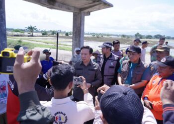 Tinjau Lokasi Terdampak Banjir di Ambarawa, Pj Bupati Pringsewu Serahkan Bantuan