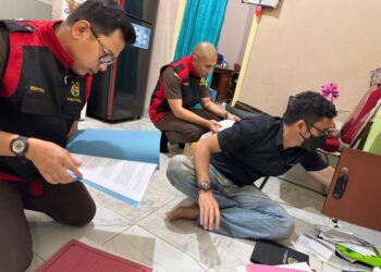 Tim Penyidik Kejaksaan Negeri Pringsewu Lakukan Penggeledahan pasca penetapan HI selaku Ketua Umum LPTQ sebagai tersangka dalam Kasus Dugaan Korupsi Dana Hibah LPTQ Pringsewu.