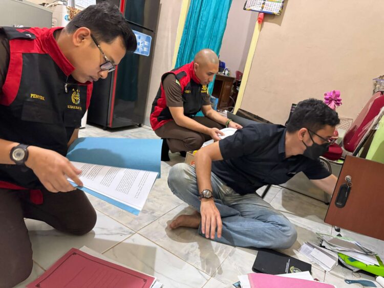 Tim Penyidik Kejaksaan Negeri Pringsewu Lakukan Penggeledahan pasca penetapan HI selaku Ketua Umum LPTQ sebagai tersangka dalam Kasus Dugaan Korupsi Dana Hibah LPTQ Pringsewu.