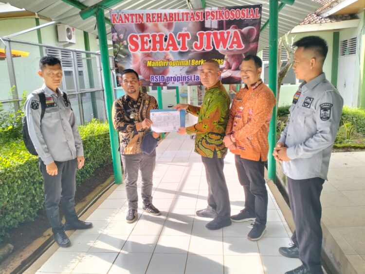 Jemput Bola, Dukcapil Mesuji Lakukan Layanan ODGJ di RSJ Kurungan Nyawa