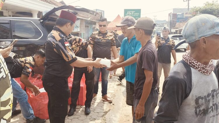 Bhakti Sosial, DPD PEKAT IB Pringsewu bagikan 250 Nasi Kotak.