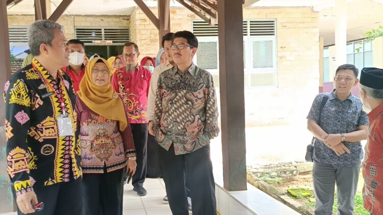 Kunjungi Pasien DBD, Bupati Terpilih Hamartoni, Pastikan Pelayanan Kesehatan Di Rumah Sakit Baik.