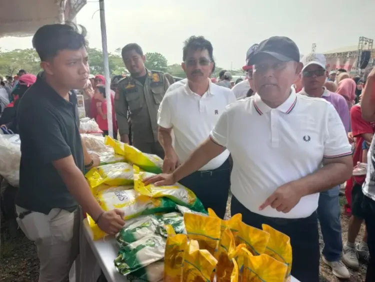 Bupati Lamsel Nanang Ermanto, cek pasar murah digelar Disdaperin
