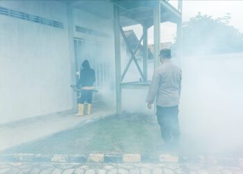 117 Warga Terserang DBD Dalam Sebulan, Polres Metro dan Warga Lakukan Fogging Fokus ke Rumah Warga