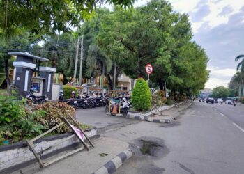 Mengganggu Aktivitas Pejalan Kaki, Satpol PP Minta Pengusaha Papan Bunga Angkut Tiang Penyangga di Trotoar