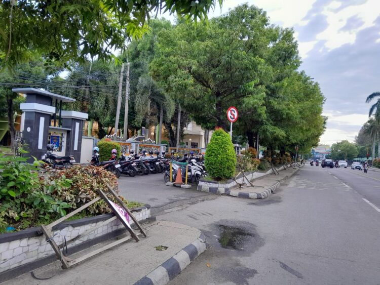 Mengganggu Aktivitas Pejalan Kaki, Satpol PP Minta Pengusaha Papan Bunga Angkut Tiang Penyangga di Trotoar