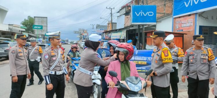 Kapolres Mesuji Bagikan Helm, Kegiatan Operasi Keselamatan Krakatau 2025 Tertib Berlalulintas