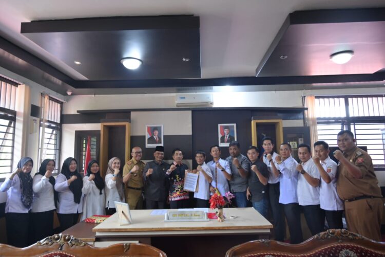 Puluhan Honorer Sampaikan Aspirasi terkait PPPK 2024, Di Gedung DPRD Lambar