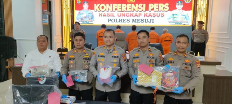 Polres Mesuji Ringkus Lima Tersangka, Kasus Pencurian Buah Sawit