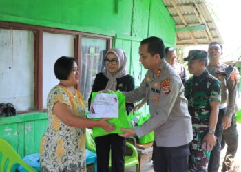Polres Metro Gelar Baksos, Bagikan 250 Paket Sembako
