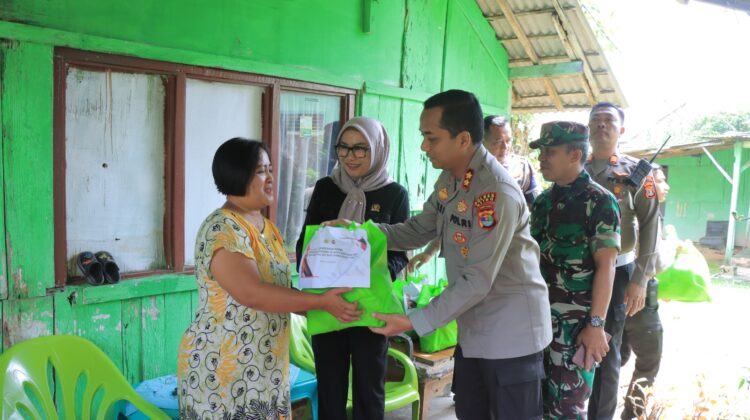 Polres Metro Gelar Baksos, Bagikan 250 Paket Sembako