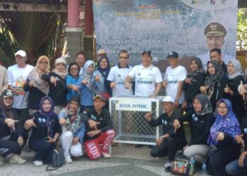 Pemkab Tanggamus Launching Bank Salingda dan Bersihkan Pantai Muara Indah Kotaagung