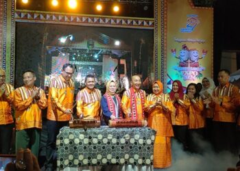 Pj. Bupati Tanggamus Bersama Kadis Koperindag UMKM Lampung Buka Tanggamus Expo 2024