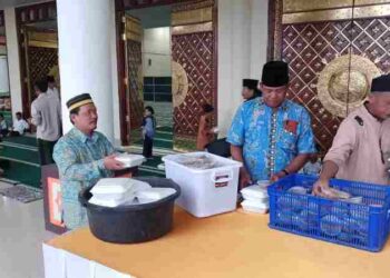 Siti Mahmudah Asnawi Sedekahkan 300 Nasi Kotak/Hari di Masjid Islamic Center selama Ramadan 1446 H