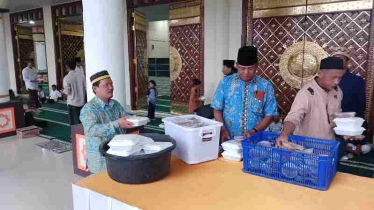 Siti Mahmudah Asnawi Sedekahkan 300 Nasi Kotak/Hari di Masjid Islamic Center selama Ramadan 1446 H