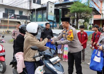Aksi Peduli Ramadan, Polres Pringsewu dan Mahasiswa Berbagi Takjil Kepada Pengguna Jalan