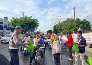 Gandeng Organisasi Kemahasiswaan dan Kepemudaan, Polres Metro Bagikan Takjil ke Masyarakat