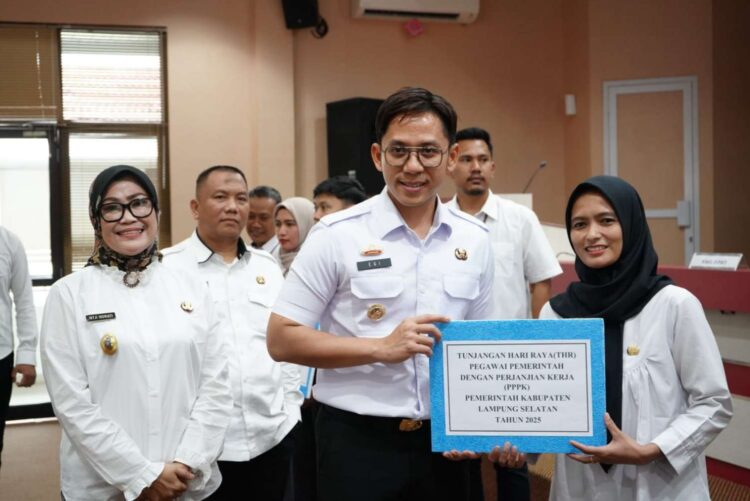 Radityo Egi Pratama serahkan THR untuk ASN, berikut jumlah besaran THR yang diterima