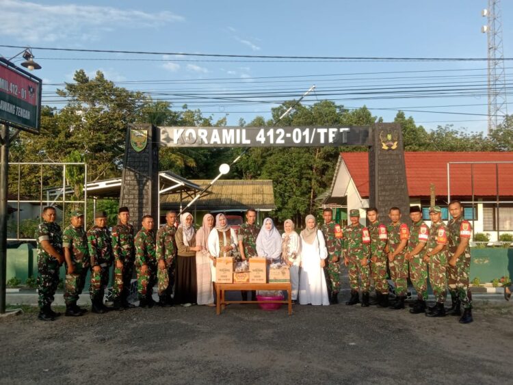 Wujud Kepedulian Kepada Masyarakat Muslim, Koramil 412-01 Bagikan Takjil