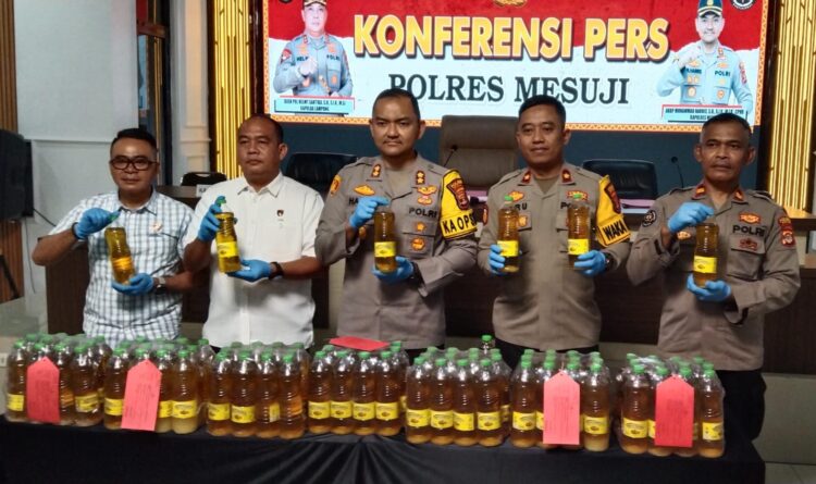 Polisi Sita 3249 Botol Minyak Kita Dari Gudang Milik Mantan Sekda Mesuji