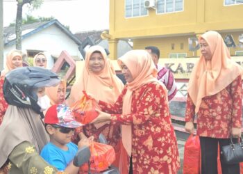 Dharma Wanita Dinas Pendidikan Lampura Bagi Ratusan Takjil Kepada Masyarakat