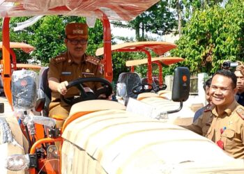 Hamartoni Serahkan Bantuan 15 Tractor Kepada Kelompok Tani Di Lampura