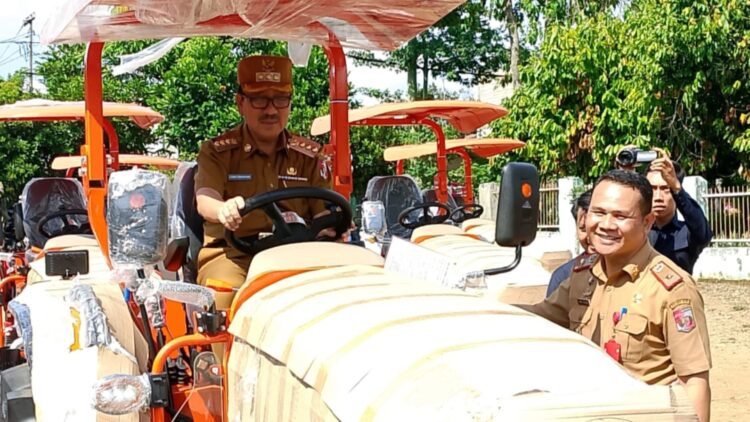 Hamartoni Serahkan Bantuan 15 Tractor Kepada Kelompok Tani Di Lampura