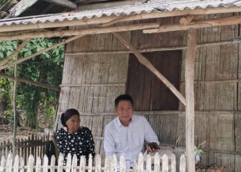 Kunjungi Kediaman Minak Ibu, Putra Jaya Umar Bantu Bahan Pokok Makanan Selama 6 Bulan