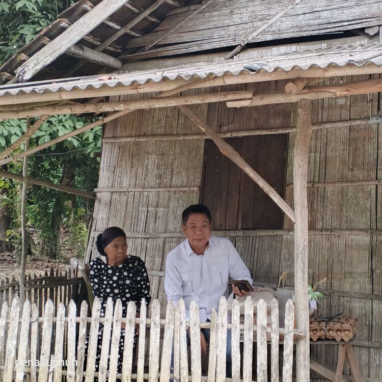 Kunjungi Kediaman Minak Ibu, Putra Jaya Umar Bantu Bahan Pokok Makanan Selama 6 Bulan