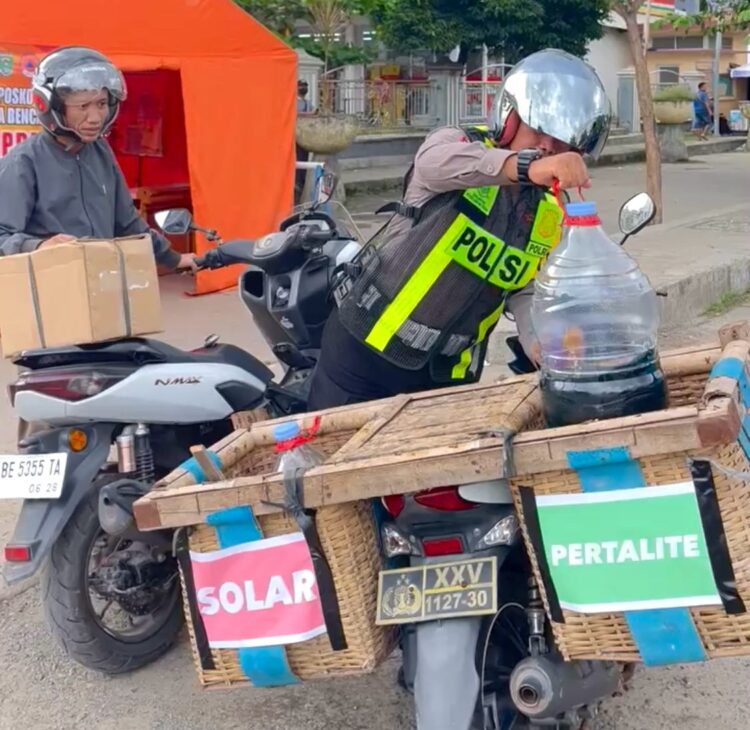 Polres Lampung Tengah Hadirkan BBM Keliling, Kapolres : Inovasi Bantu Pemudik di Jalinsum