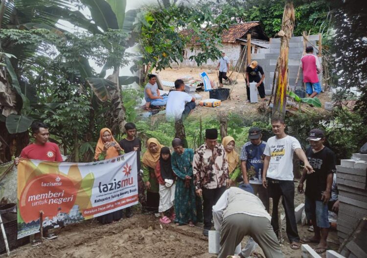 Keluarga Besar Muhammadiyah Melalui Lazismu Bangun MCK Layak Minak Ibu
