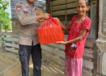 Sisihkan Gaji, Bhabinkamtibmas Polres Mesuji Brigpol Tomi Tambunan Lakukan Bansos