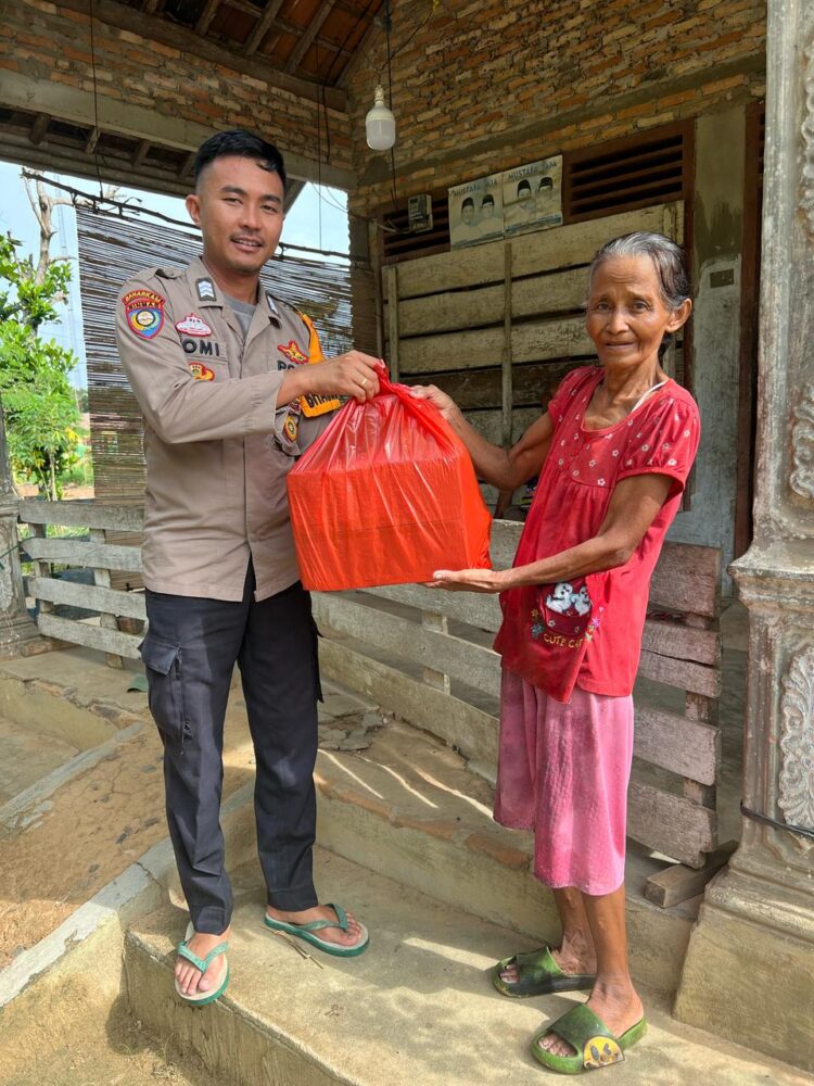 Sisihkan Gaji, Bhabinkamtibmas Polres Mesuji Brigpol Tomi Tambunan Lakukan Bansos