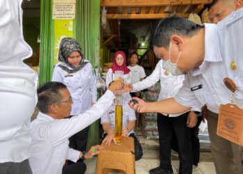 Cegah Kecurangan, Polres dan Koperindag Pringsewu Lakukan Monitoring Distribusi dan Harga Sembako di Pasar Sarinongko
