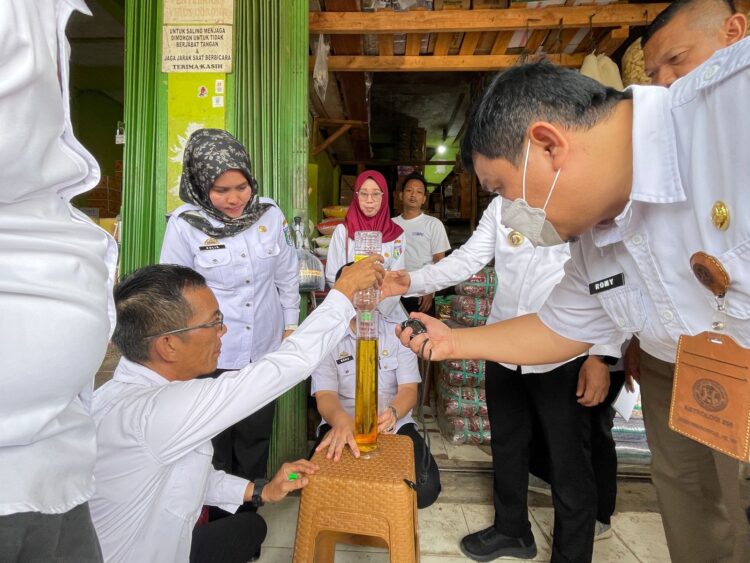 Cegah Kecurangan, Polres dan Koperindag Pringsewu Lakukan Monitoring Distribusi dan Harga Sembako di Pasar Sarinongko