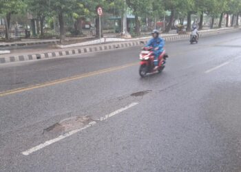 Hati-Hati Ada Jalan Berlubang di Pusat Kota Metro