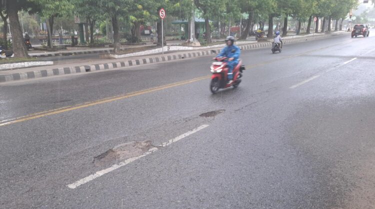 Hati-Hati Ada Jalan Berlubang di Pusat Kota Metro