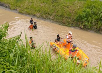 Pasca Penemuan Becak di Saluran Irigasi Imopuro, BPBD Lakukan Penyisiran dengan Perahu Karet