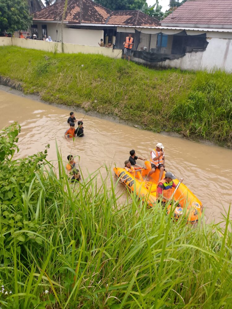 Pasca Penemuan Becak di Saluran Irigasi Imopuro, BPBD Lakukan Penyisiran dengan Perahu Karet