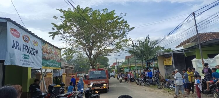 Warga Yosorejo Geger, Dua Armada Kebakaran Padamkan Api di Rumah Alex!