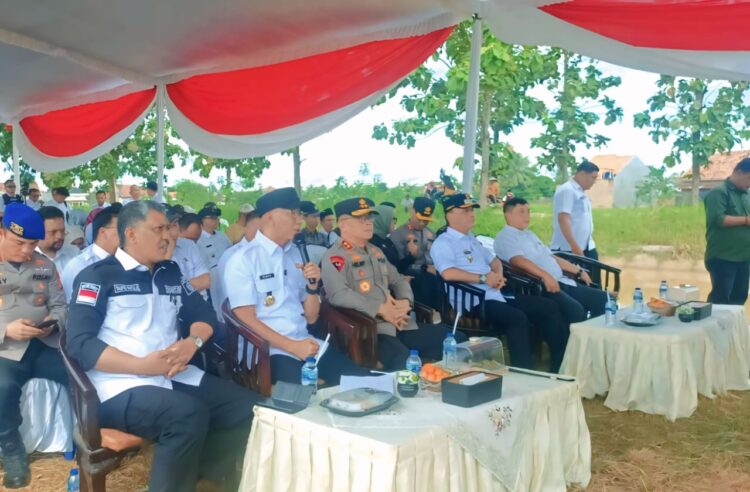 Turun ke Persawahan Bersama Walikota dan Kapolda, Gubernur Lampung Tanam Padi Serentak di Metro