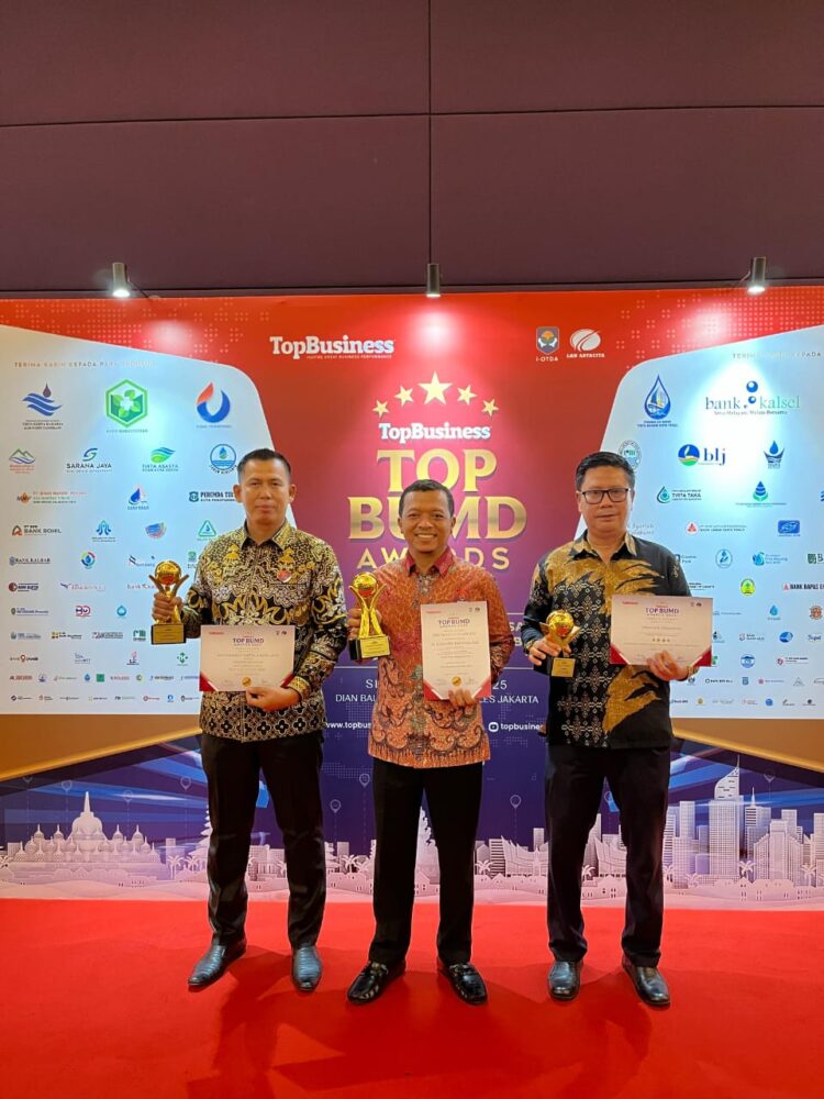 Bupati Pringsewu Raih Penghargaan TOP Pembina BUMD 2025, PDAM Way Sekampung Sabet Bintang 4