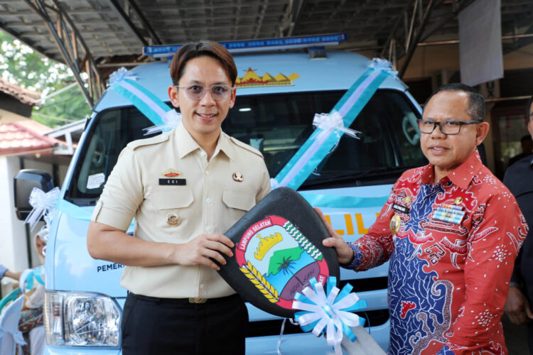 Dukung Program Pemutihan Pajak kendaraan, Radityo Egi Pratama (Egi) serahkan 1 Unit Mobil Samsat Keliling ke Pemprov