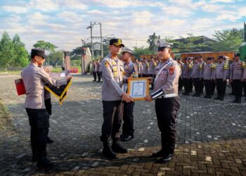 Sepuluh Personel Satlantas Polres Pringsewu Terima Penghargaan atas Dedikasi Pengamanan Arus Mudik dan Balik Idul Fitri 1446 H